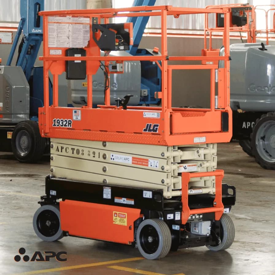 Plataforma tesoura eletrica APC em operacao no patio